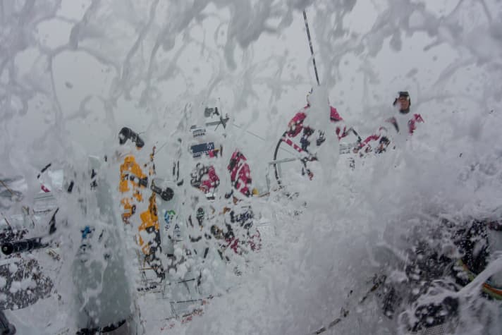   Eiskalte Dusche für das Frauen-Team auf SCA: Sie kämpfen, geben nicht auf, müssen sich aber nach dem Entkommen aus einigen Flautenfallen auf ein weniger erfreuliches Auftaktergebnis einstellen