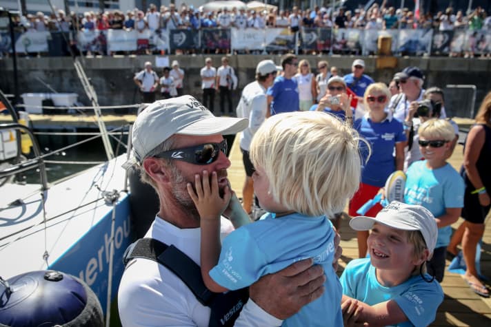   Quarto posto per il team danese Vestas Wind: il papà è un po' nervoso dopo 26 giorni in mare. Ma la biondina non se ne preoccupa affatto, felice di essere tornata.