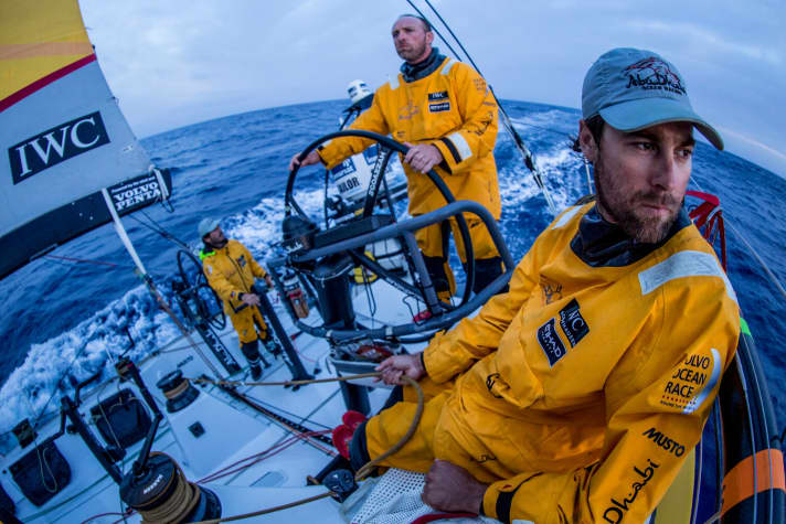   Ancora in testa alla classifica con uno stretto margine: Il Team Abu Dhabi Ocean Racing di Ian Walker.