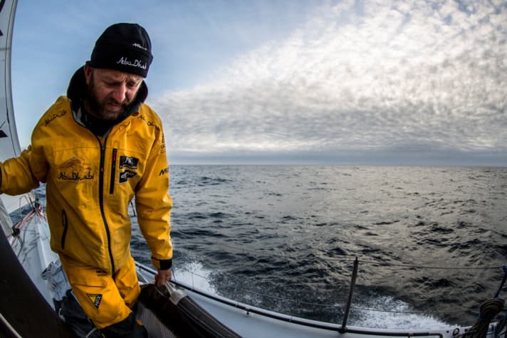   Il duro lavoro quotidiano: i volti dei marinai mostrano la tensione