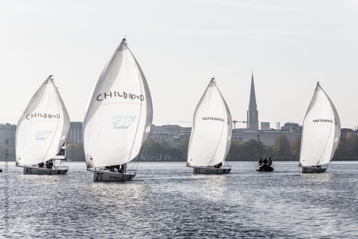   Wie ein Ballett unter Segeln: Bei flauen Winden lieferten sich die 18 Erstligisten spannende Positionskämpfe