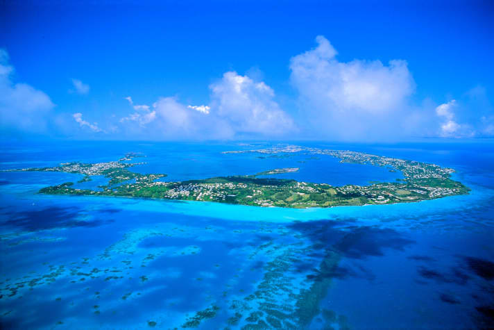   La 35a America's Cup si svolge al largo delle Bermuda dal 1851. Raramente è stata più vicina alle sue radici britanniche...