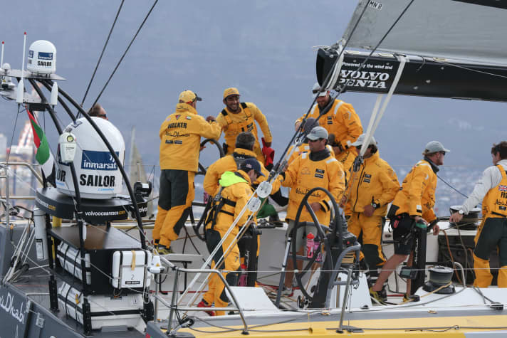   Joie à bord d'"Azzam", le bateau d'Abu Dhabi Ocean Racing : victoire dans la course du port du Cap