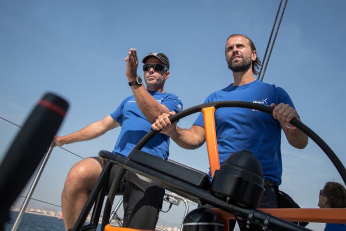   Lo skipper Chris Nicholson rimane il numero uno per il CEO di Vestas Morten Albæk (a destra) anche dopo l'incidente