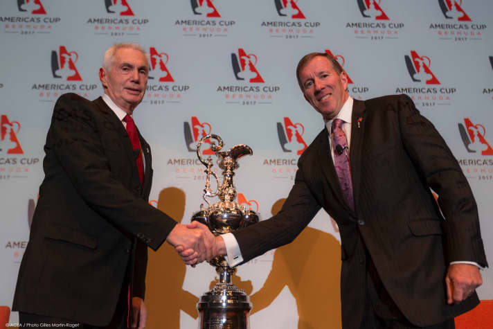   Ici, le monde de la Coupe semblait encore en ordre pour le chef du marketing Harvey Schiller (à g.) et le Premier ministre des Bermudes Michael Dunkley