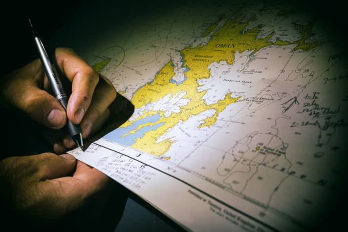   Probably no coincidence: for the first time, the organiser publishes a picture showing paper chart work during navigation. Here Will Oxley, Alvimedica navigator, enters the tides for the Gulf of Oman