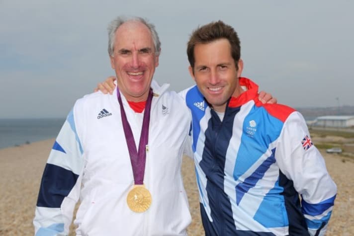   Sportlich herausragend und an Land auch mit britischem Humor im Einsatz: Erfolgstrainer David Howlett und sein bester Segler Sir Ben Ainslie