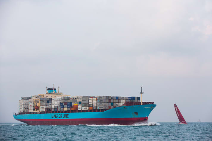   Mapfre devant l'étrave : cette photo prise à bord de l'Alvimedica montre à quel point la situation était tendue entre les participants à la course eux-mêmes, mais aussi entre eux et le reste de la navigation dans le détroit de Malacca.