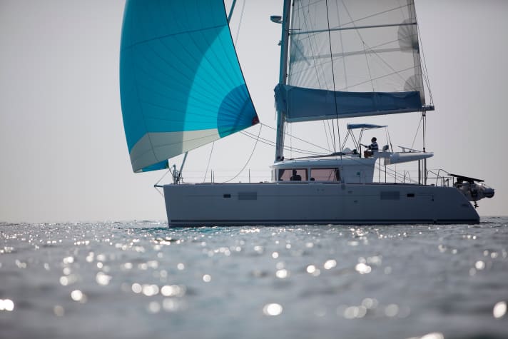   Lagoon 450 with flybridge: The boom is set very high, the look takes some getting used to