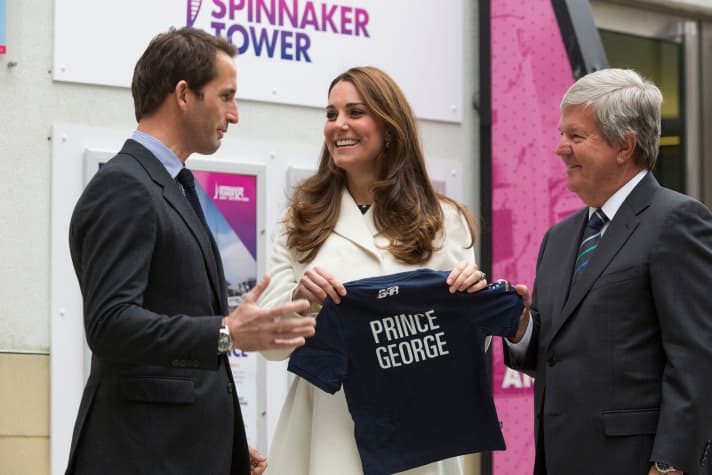   Il cuore della mamma della Duchessa ride: Sir Ben Ainslie e Sir Keith Mills hanno regalato una maglietta a suo figlio George