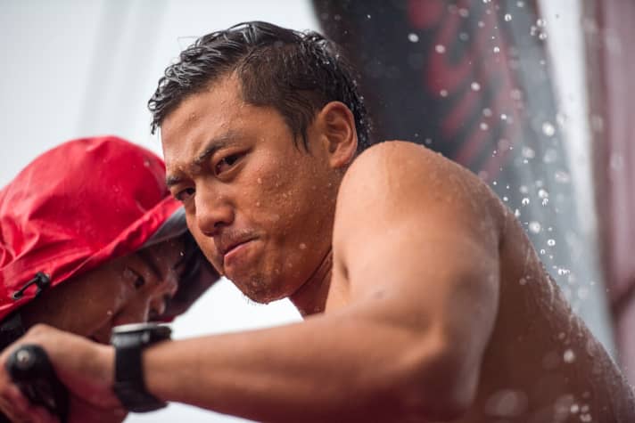   L'adversaire en ligne de mire, les muscles à l'œuvre, l'esprit en avant : Dongfeng Race Team est la surprise de la 12e édition de la Volvo Ocean Race