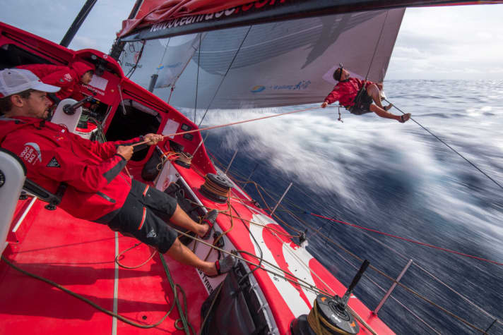   Toujours rester décontracté : Dongfeng Race Team en tête au matin de la 19e journée en mer