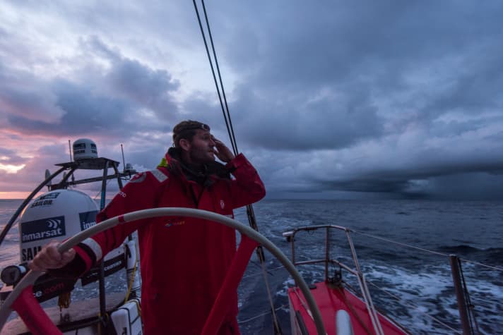   Niente fortuna per il suo compleanno e nemmeno regali da Abu Dhabi: lo skipper di Dongfeng Charles Caudrelier ha dovuto cedere la testa della tappa ad "Azzam" nel suo giorno più speciale di tutti i giorni. Una brutta nuvola ha fermato l'equipaggio per circa 30 minuti.