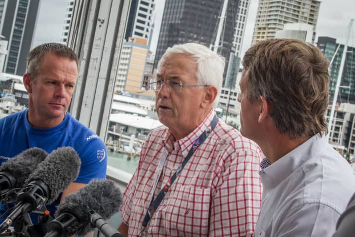   Ex-Konteradmiral Chris Oxenbould (M.) mit Team Vestas Skipper Chris Nicholson (l.) und CEO Knut Frostad