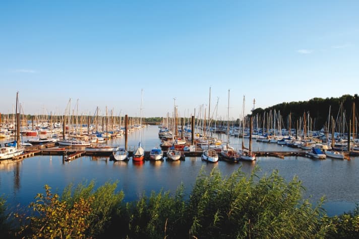   Le centre des sports nautiques de la région : le port de plaisance de Hambourg à Wedel