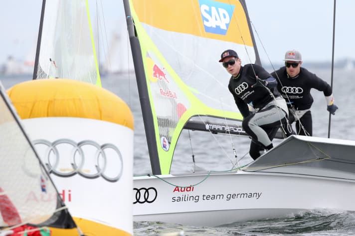   Müssen im Finale sechs Plätze besser sein als Justus Schmidt und Max Böhme, wenn sie ihre Trainingskameraden noch abfangen wollen: die 49er-Europameister Erik Heil und Thomas Plößel
