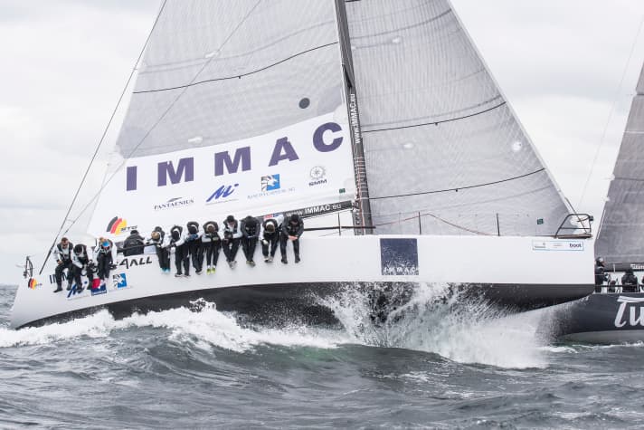   "immac all4one" remporte la régate Kiel-Cup de la 121e semaine de Kiel en ORC I. En arrière-plan, le "Tutima".