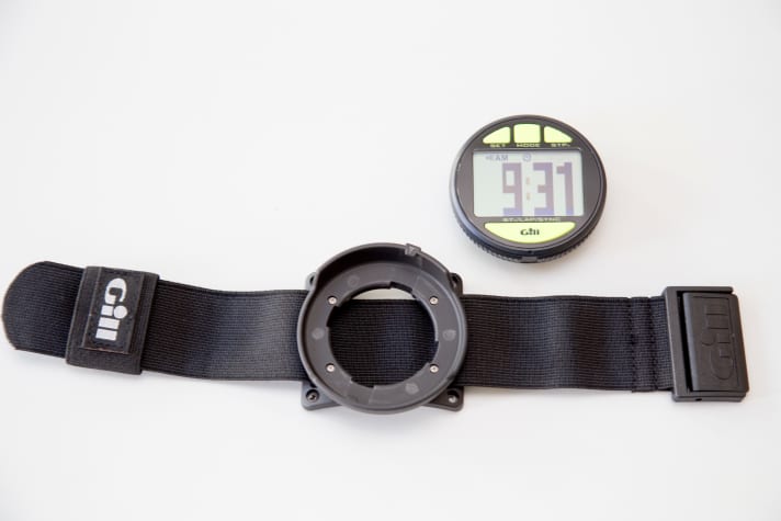   La montre de départ est maintenue sur le bracelet par une fermeture à baïonnette. La partie centrale du bracelet peut être montée à bord comme base fixe.