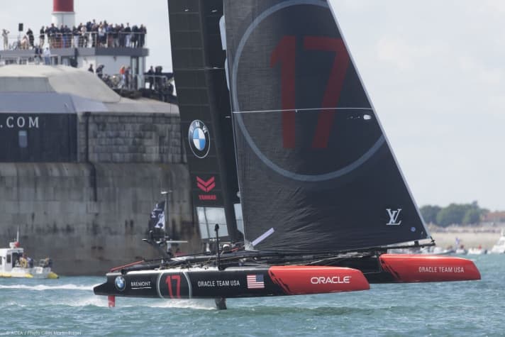   Verteidiger unter Druck: Das Oracle Team USA mit Skipper Jimmy Spithill musste am ersten Tag der Regatta mit Platz drei zufrieden sein