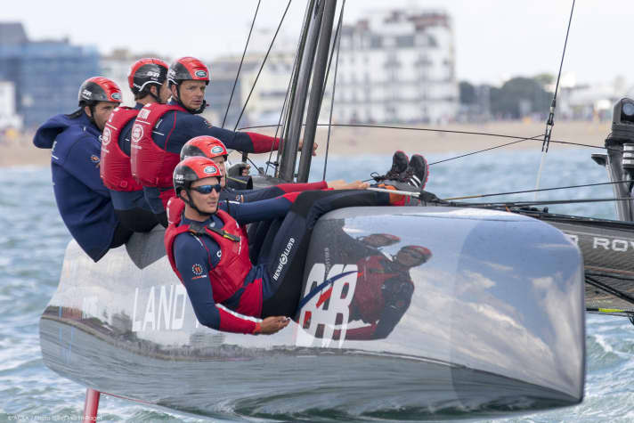   Sir Ben Ainslie, quadruple champion olympique, était à la barre. L'ex-concurrent de Finn-Dinghy Giles Scott (tout devant) a rendu de grands services à son skipper en tant que tacticien et homme d'avant.