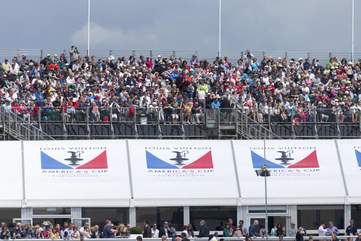  Volles Haus in Portsmouth: Die Briten erwiesen sich schon zwei Jahre vor dem 35. Duell um den America's Cup als glühende Fans