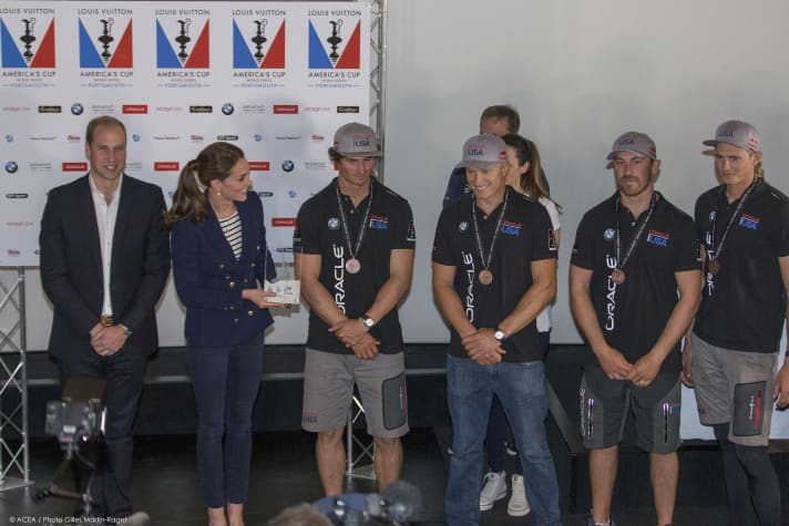   Der sonst so sieggewohnte Jimmy Spithill und sein Oracle Team USA mussten über Platz drei lächeln, weil die sympathische Gratulantin es auch tat. Der Herzog und die Herzogin von Cambridge übergaben die Preise