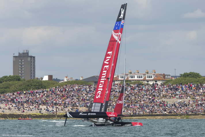   Avec son nouveau skipper Peter Burling, l'Emirates Team New Zealand renoue avec le succès au large de Portsmouth