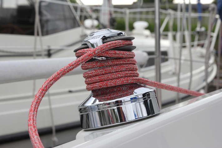   Le MegaTwin 07 sur le winch. Pour que le Selftailer fonctionne bien, le diamètre du cordage doit être adapté, c'est pourquoi les charges de rupture plus faibles du cordage sur les bateaux de croisière ne posent pas de problème.