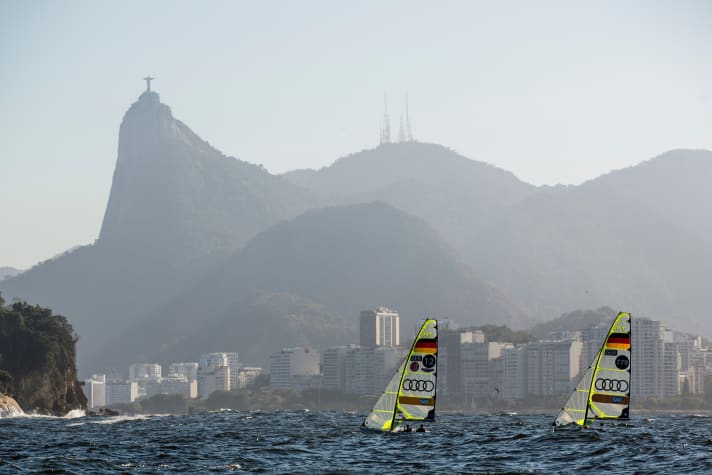   Entraînement avant la régate d'essai dans l'arène olympique de Rio, au pied de la statue du Christ Rédempteur