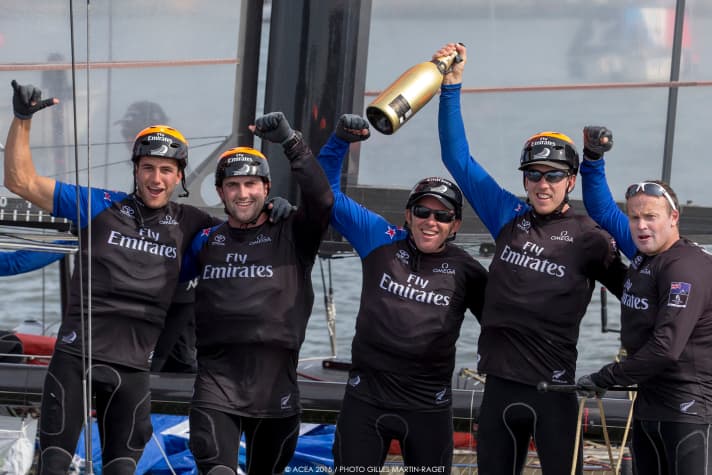   Victoire kiwi en Suède : L'Emirates Team New Zealand a remporté la deuxième régate de la Louis Vuitton America's Cup World Series. Le skipper Peter Burling lève le champagne