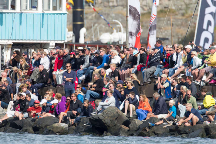   Les spectateurs suédois ont apprécié la régate de manière classique - sur des places rocheuses au premier rang au bord de l'eau.