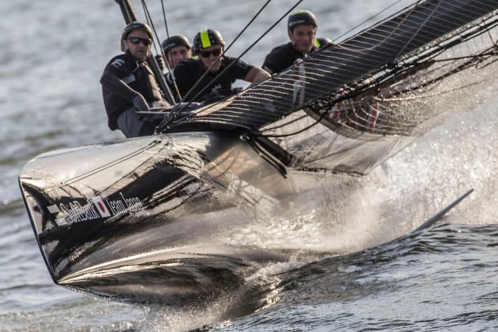   Questa istantanea di Dean Barker e del SoftBank Team Japan mostra la velocità a cui le barche viaggiavano a circa 20 nodi durante la giornata di allenamento: Gli equipaggi hanno corso sul percorso a quasi 40 nodi: un'esperienza mozzafiato, e non solo per gli spettatori.