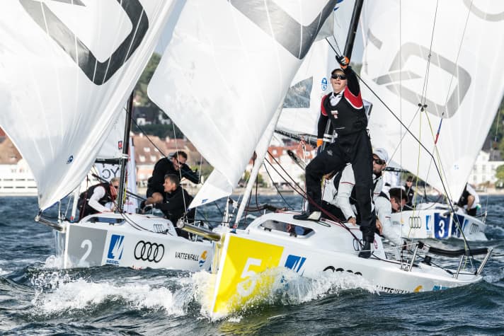   L'intero fine settimana è stato molto combattuto ed emozionante come questa scena dopo la cancellazione del primo giorno. Il club Seglerhaus am Wannsee (davanti) ha raggiunto il terzo posto sul Lago di Costanza con lo skipper Malte Kamrath.