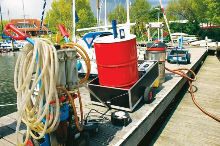   Professionelle Tankreiniger bekämpfen das Pro­blem mit starken Pumpen und Filtern. Sammeltermine halten die Kosten niedrig