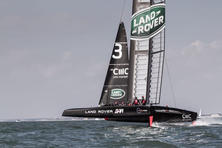   Jüngster Spross der Testfamilie: Mit T2 drehten Sir Ben Ainslie und sein Team Land Rover BAR in dieser Woche ihre ersten Trainingsrunden auf dem Solent