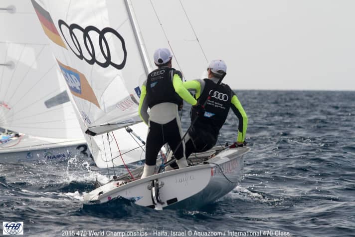   Ferdi Gerz und Oliver Szymanski bei der 470er-WM in der Bucht von Haifa