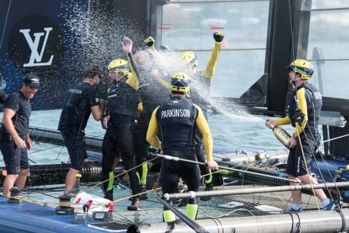   Artemis Racing feiert den Sieg vor Bermuda