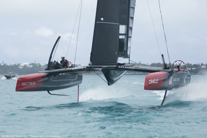   Oracle Team USA si allena al largo delle Bermuda. Il fioretto è sotto pressione