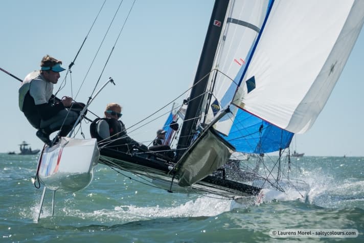   Gli austriaci iniziano l'ultima giornata di oggi con una doppia possibilità di medaglia: Thomas Zajak e Tanja Frank sono al terzo posto nel campo dei Nacra 17, e stanno navigando per la loro prima medaglia ai Campionati del Mondo.