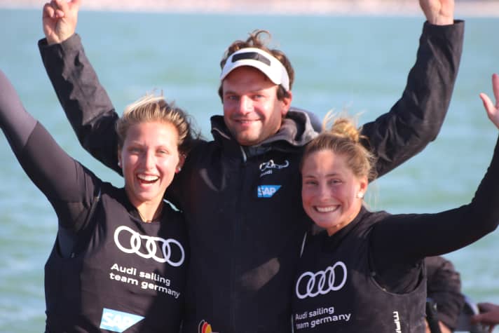   Happy end to an exciting week at the World Championships: Coach Max Groy and Berliners Victoria Jurczok and Anika Lorenz celebrate bronze