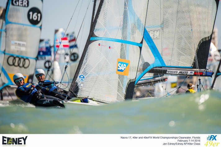   Mehr und mehr setzen sich bei den 49erFX-Seglerinnen Helme durch. Die Klasse diskutiert eine Helmpflicht