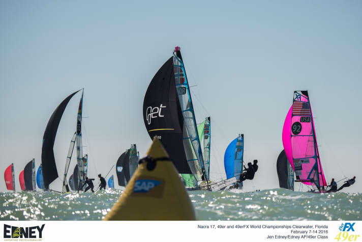  Packende 49erFX-Rennen am Vorschlusstag der Weltmeisterschaft vor Clearwater in Florida