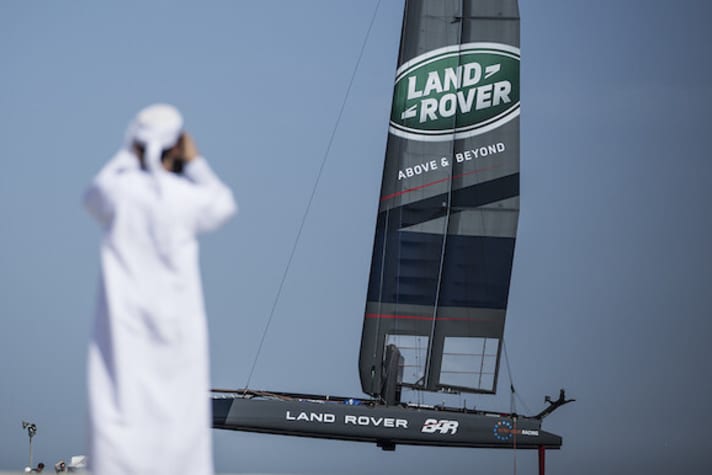   Fast perfekter Auftakt für das britische Team Land Rover BAR im Oman: Sir Ben Ainslie und seine Crew holen in drei Rennen zwei Siege und einen dritten Rang