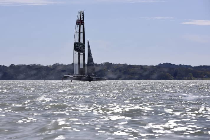   Ben im Glück: Das britische Cup-Team treibt seinen jüngsten Test-Katamaran T3 bei besten Segelbedingungen über den Solent