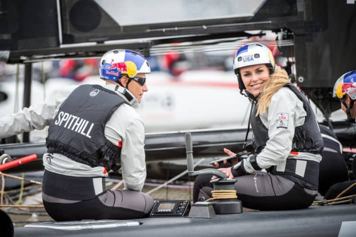   La bella e la bestia: Lindsey Vonn si è goduta il viaggio a fianco di Jimmy Spithill sul veloce catamarano