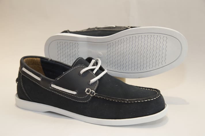   Blue leather with contrasting white stitching and a rough knife cut: classic sailing shoe, available from Aldi-Nord from Thursday for €19.99