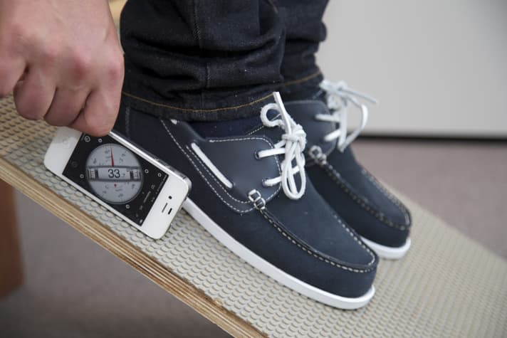   La chaussure de voile classique sur un revêtement de pont Treadmaster