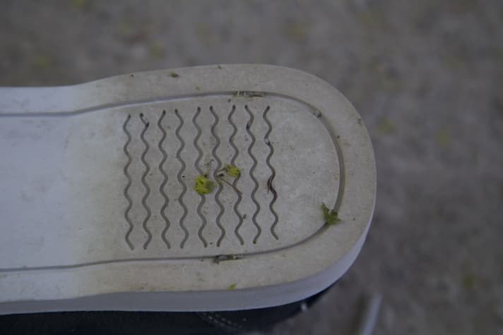   Quelques petits cailloux supplémentaires sont restés coincés dans la coupe grossière du couteau. Mais dans l'ensemble, un bon résultat
