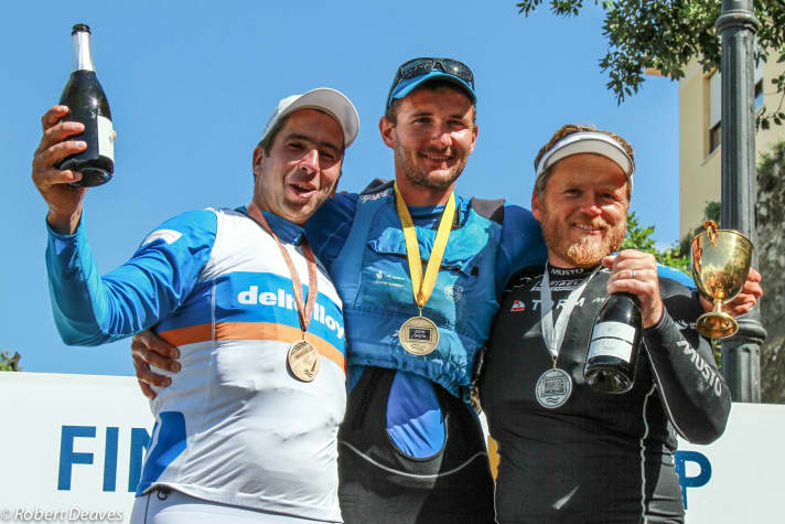   Mit ihnen dürfte auch bei der olympischen Regatta im August zu rechnen sein: der alte und neue Weltmeister Giles Scott, WM-Silbermedaillengewinner Jonas Hogh-Christensen (r.) und Bronze-Mann Pieter-Jan Postma