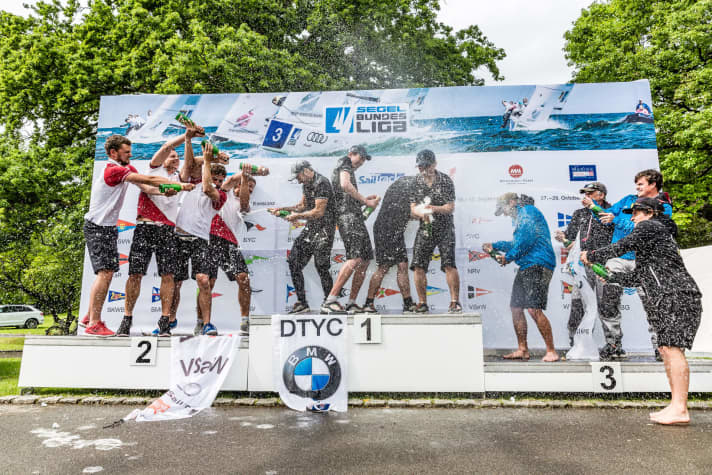   La festa dei vincitori: bollicine per tutti sul podio del campionato